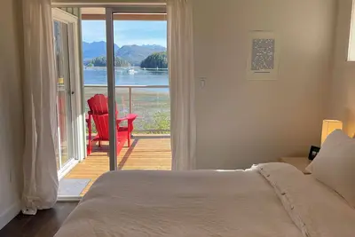 Image de Tofino Waterfront Condo - Walkable to town, waterfront deck!