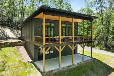 Image de Broad River Bend | Modern Retreat with Game Room, Fire Pit & River Access!