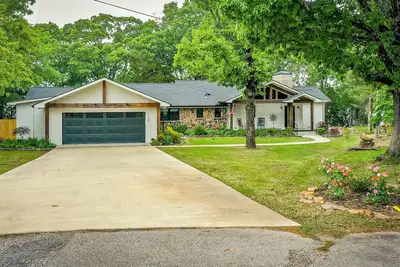 Image de Sunsets, swimming and siestas in remodeled lakehouse in Heber Springs