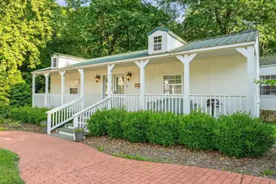 Image de Charming Cottage Near Branson | Babbling Creek & Covered Porch
