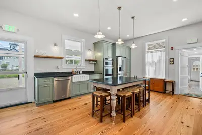 Image de Historic Sea Captain's Home in Harwich Spacious, Dog-Friendly, and Perfect for Groups