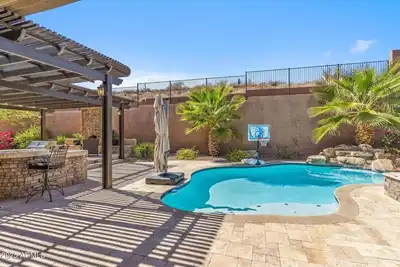 Image de Spacious 4-bedroom home with a resort style backyard in Anthem Country Club!