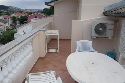 Image de Appartement de deux chambres avec la terrasse et la vue sur le mer Lopar, Rab (A-24617-d)