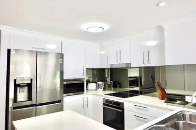 Image de Stylish Beachside Apartment w/ Pool, Spa & Balcony – Walk to Surf & Cafes