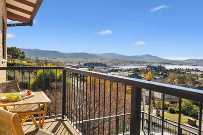 Image de Avalon: a striking five-bedroom, three-bathroom holiday rental.