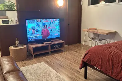 Image de 1950’s Mid-Century-Modern studio with Ac and WiFi in lovely Merced