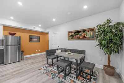 Image de Sprawling 8 Bed Complex, Pool Table, Parking!