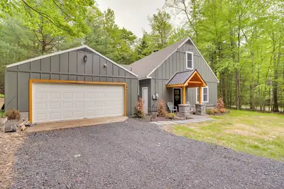 Image de Upscale Tri-Level Rental in Poconos: Pet Friendly!