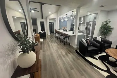 Image de Oaks Retreat - Stylish 2bd/2br house near Arlington Entertainment District