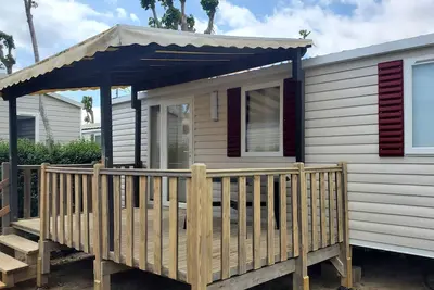 Image de Mobil-home « Laco 34 Siblu » avec terrasse privée, jardin commun et climatisation