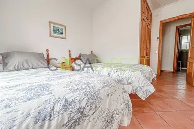 Image de Appartement lumineux de 2 chambres avec patio privé et terrasse commune sur le toit dans le centre