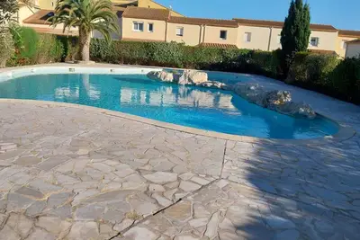 Image de maisonnette avec piscine dans résidence clos à proximité de la plage.