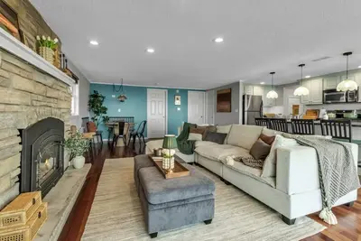Image de Blue Waters Cottage - 3bd, Lakefront with Hot Tub!