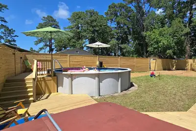 Image de Beautiful home with a private Hottub and Pool, only three miles from Emerald Isle Beach