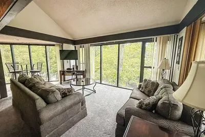 Image de Treetop House in Forest 3bd/3ba/Deck/Pools/Grill/Dock/Four Seasons Amenities-Sleeps 8pp