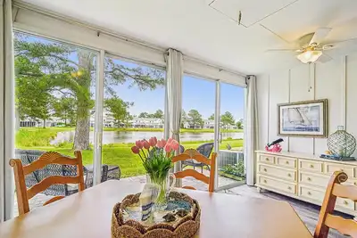 Image de Rare Open-Concept Mallard Lakes Townhome | Near Fenwick Beaches