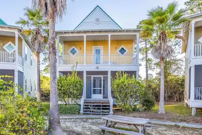 Image de New Listing Has Excellent Amenities & The Beach Is Oh, So Close!