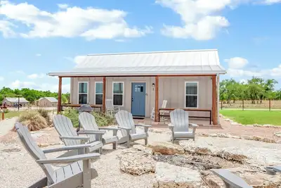 Image de Cozy Cottage w/ Firepit, Pickleball & Porch