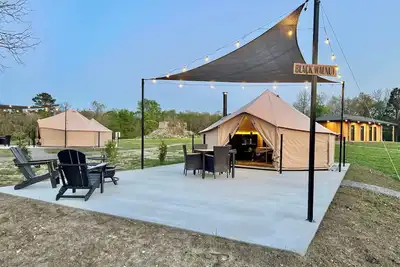 Image de Black Walnut- Glamping Tent @ River Bluff Cabins