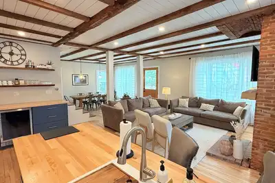 Image de Downtown Ludlow, walk to ski shuttle, room for multiple families, pet friendly!