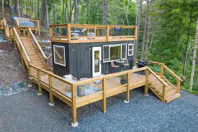Image de Tiny Sustainer-Hot Tub, Fire Table, Romantic Oasis
