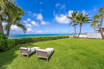 Image de Oceanfront Lanikai Luxury | 4br/5. 5ba Home w/ Lanai, Views & Beach Access