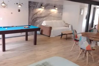 Studio au calme avec billard, animaux acceptés.