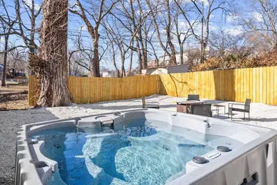 Image de Massive 5 bedroom with hot tub/Close to Plaza