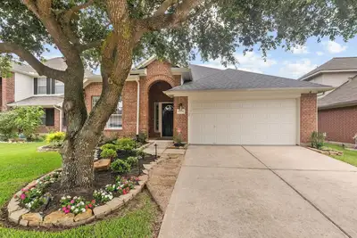 Image de New Listing - Refined Comfort Meets Pet-friendly Backyard Serenity