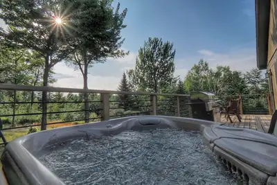 Image de Equinox Haus: Private retreat with pool table, hot tub and hiking trails