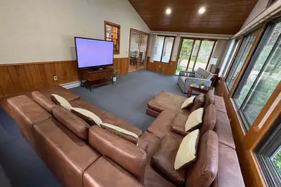 Image de Chaska Retreat with Home Theater • Near Ren Fest, and Many Other Attractions
