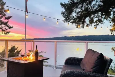Image de 3 bed, 1. 5 bath Oceanfront home, walk-on waterfront! Pets Welcome!