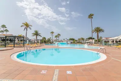 Image de Vacances 'Magnifique Bungalow Maspalomas Lago' avec piscine partagée et terrasse privée