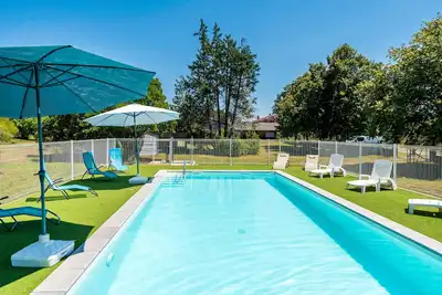 Image de 'Lodge 2' avec piscine partagée, terrasse privée et jardin partagé