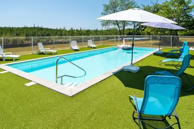 Image de \"Lodge 4\" avec piscine partagée, terrasse privée et jardin partagé