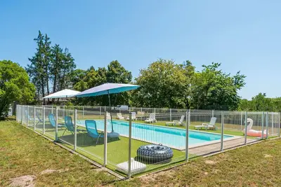 Image de \"Lodge 3\" avec piscine partagée, terrasse privée et jardin partagé