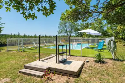 Image de \"Lodge 1\" avec piscine partagée, terrasse privée et jardin partagé