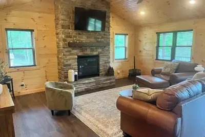 Image de Your lake escape: On Point, ½ mile from Reynolds Road boat ramp and adventures.