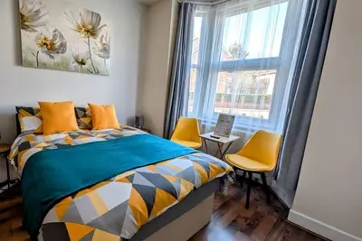 Spacious Studio with Private Kitchen and Bathroom Close to Heathrow Airport