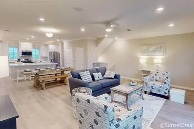 Image de New Luxury Townhome- Sunset Dreams! Gulf Views, Gated community, Private Beach!