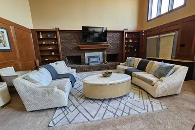Image de Monthly Stays-Waterfront Estate – 10-Sleeping Area Retreat on Private Lake