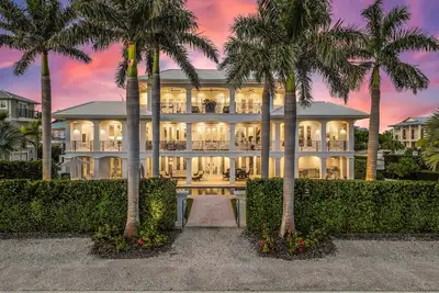 Image de Large Luxury home nestled in Boca Grande | Private Pool | Elevator | Sleeps 14