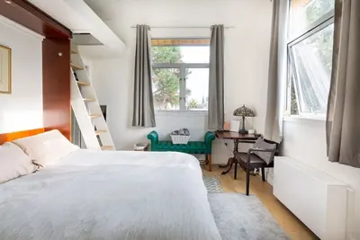 Image de Unique tiny house w huge windows & deck, near lake