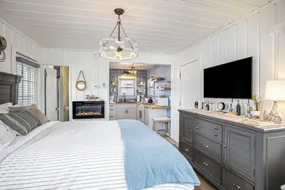 Image de Beautiful boathouse with an all season hot tub, paddle boat and kayaks!