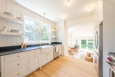 Image de New and charming in Bellport Village