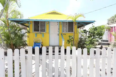 Image de Yellow Palm Cottage steps from the beach