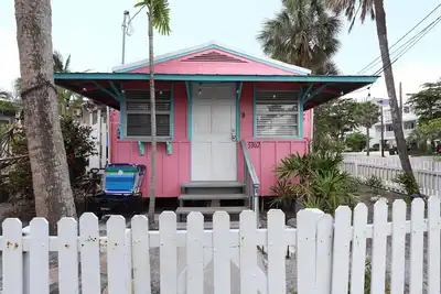 Image de Pink Mango Cottage steps from the beach