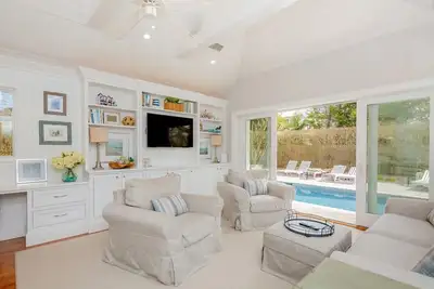 Image de Beautiful Southampton Village Home - Walk and Bike to Town and Beach!