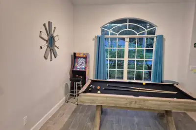 Image de Sadie's Daytona private pool home with 5 king beds, pool table and arcade games