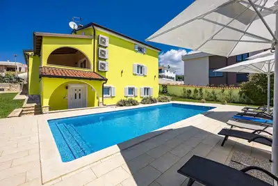 Image de Villa Andrea for 17 people with private heated pool & pet friendly near Poreč
